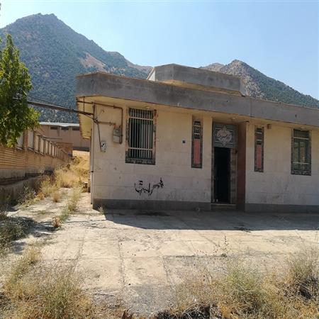 ورودی کتابخانه: ورودی کتابخانه بعثت بوئین که با چشم اندازی زیبا از جنگلهای بوئین زیبایی بخش آن می باشد.