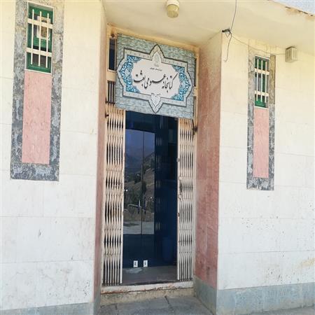 ورودی کتابخانه: ورودی کتابخانه بعثت بوئین که با چشم اندازی زیبا از جنگلهای بوئین زیبایی بخش آن می باشد.