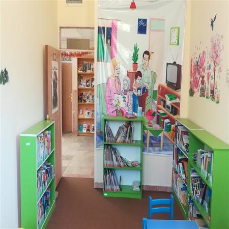 بخش کودک: دارای 2040 کتاب مخصوص کودکان، چهار قفسه و 16 صندلی و 4 میز جهت استفاده اعضای کودک است.