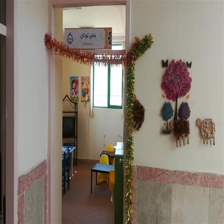 بخش کودک: دارای 2040 کتاب مخصوص کودکان، چهار قفسه و 16 صندلی و 4 میز جهت استفاده اعضای کودک است.